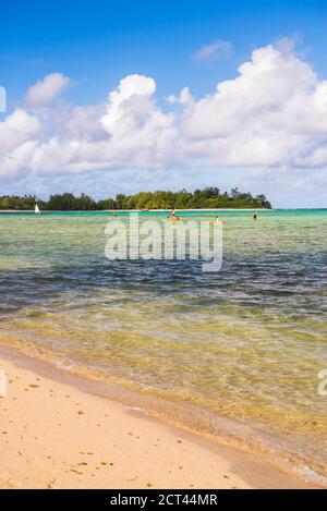 Paddleboarding und Kajakfahren in Rarotonga, Cookinseln, Hintergrund mit Kopierplatz Stockfoto