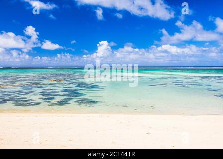 Tropischer weißer Sandstrand, klares, türkisblaues Wasser und klarer blauer Himmel auf einer paradiesischen Insel im Pazifischen Ozean im Muri-Gebiet von Rarotonga, Cookinseln, Hintergrund mit Kopierraum Stockfoto