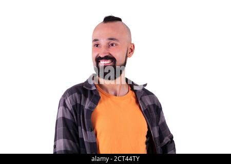 Glücklicher junger hispanischer Mann lächelt vor Freude Stockfoto
