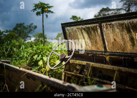 Alte heruntergekommenen Land Rover, Arenal Vulkan, Alajuela Provinz, Costa Rica Stockfoto