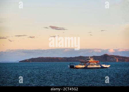 Auto- und Personenfähre über den Golf von Nicoya bei Sonnenaufgang nach Punta Arenas, Costa Rica, Zentralamerika Stockfoto