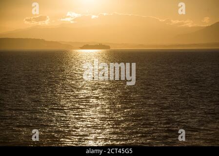 Auto- und Personenfähre über den Golf von Nicoya bei Sonnenaufgang nach Punta Arenas, Costa Rica, Zentralamerika Stockfoto