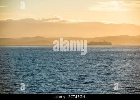 Auto- und Personenfähre über den Golf von Nicoya bei Sonnenaufgang nach Punta Arenas, Costa Rica, Zentralamerika Stockfoto