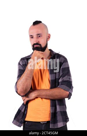 Besorgt jungen hispanischen Mann in tiefes Denken eintauchen Stockfoto