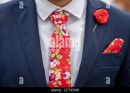 Stilvoller Mann mit Anzug und Krawatte Stockfoto