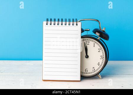 Wecker und Notizblock. Zurück zur Schule Konzept Stockfoto