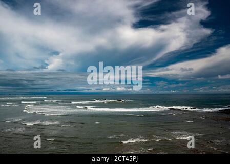 Dramatische Küstenlandschaft mit Wolken und Meer bei Dominical, in der Nähe von Uvita, Puntarenas Provinz, Pazifikküste von Costa Rica Stockfoto