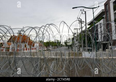 Bangkok, Thailand. September 2020. Die thailändische Polizei entfernte nach der United Front of Thammasat und dem Demonstrationsprotest die mit Stacheltape umschürfende Barriere um das thailändische Regierungshaus. (Foto von Teera Noisakran/Pacific Press) Quelle: Pacific Press Media Production Corp./Alamy Live News Stockfoto