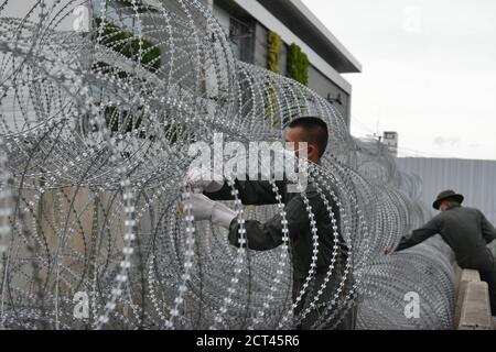 Bangkok, Thailand. September 2020. Die thailändische Polizei entfernte nach der United Front of Thammasat und dem Demonstrationsprotest die mit Stacheltape umschürfende Barriere um das thailändische Regierungshaus. (Foto von Teera Noisakran/Pacific Press) Quelle: Pacific Press Media Production Corp./Alamy Live News Stockfoto