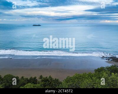 Arco Strand und Regenwald bei Sonnenaufgang, Uvita, Puntarenas Provinz, Pazifikküste von Costa Rica Drohne Stockfoto