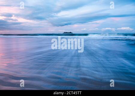 Sonnenaufgang am Playa Arco Strand, Uvita, Marino Ballena Nationalpark, Puntarenas Provinz, Pazifikküste von Costa Rica Stockfoto