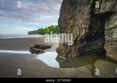 Höhle am Playa Arco Strand, Uvita, Marino Ballena Nationalpark, Puntarenas Provinz, Pazifikküste von Costa Rica Stockfoto