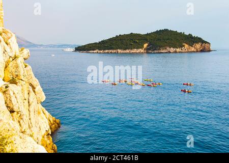 Sea Kajaking in Dubrovnik, Touristen Kajak vorbei Buza Bar und Lokrum Insel, Dubrovnik, Kroatien Stockfoto