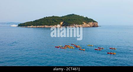 Panorama-Foto von Meer Kajakfahren in Dubrovnik, Touristen Kajak vorbei Buza Bar und Lokrum Insel, Dubrovnik, Kroatien Stockfoto