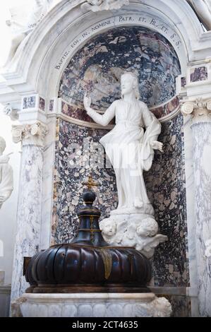 Foto von Dubrovnik Kathedrale Innenraum, aka Kathedrale der Himmelfahrt der Jungfrau Maria in Dubrovnik Altstadt, Kroatien Stockfoto