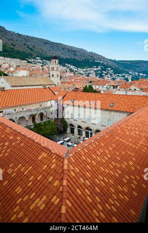 Kloster St. Claire, von der Stadtmauer von Dubrovnik aus gesehen, Altstadt von Dubrovnik, Kroatien Stockfoto