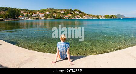 Panorama-Foto von einem Touristen auf Kolocep Insel, Elaphiti Inseln, Dalmatinische Küste, Kroatien Stockfoto