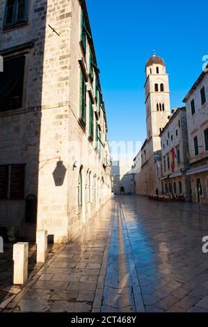Stradun und das Franziskanerkloster am frühen Morgen, Altstadt von Dubrovnik, Kroatien Stockfoto