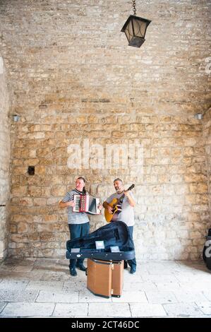 Buskers Busking in Valeki Revelin, der Eingang zur Stadt Korcula, Insel Korcula, Kroatien Stockfoto