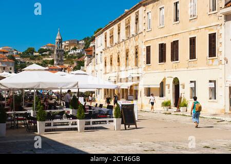 St. Stephens Platz, Cafés, Touristen und eine Kirchturm, Stadt Hvar, Insel Hvar, Kroatien Stockfoto