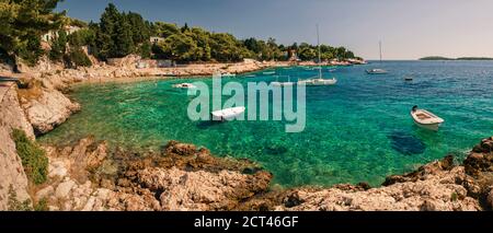 Panorama-Foto von Booten auf der kristallklaren Adria, Insel Hvar, Adriaküste, Dalmatien (Dalmacija), Kroatien Stockfoto