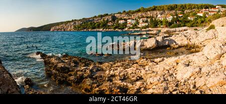 Panorama-Foto von Strand in Dalmatien Region von Kroatien auf Insel Hvar Stockfoto