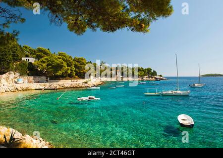 Foto von Booten auf der kristallklaren Adria, Insel Hvar, Adriaküste, Dalmatien (Dalmacija), Kroatien Stockfoto