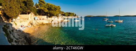 Panorama-Foto von Booten auf dem kristallklaren Mittelmeer, Insel Hvar, Mittelmeerküste, Kroatien Stockfoto