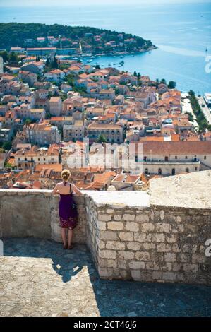 Hvar Spanish Fortress, ein Tourist genießt die Aussicht über Hvar Stadt, Insel Hvar, Kroatien Stockfoto