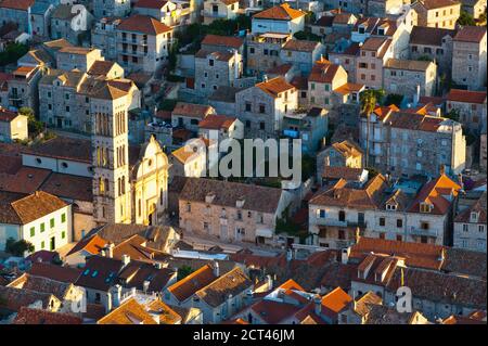 Erhöhter Blick auf die St. Stephens Kathedrale in der Stadt Hvar auf der Insel Hvar, Kroatien Stockfoto