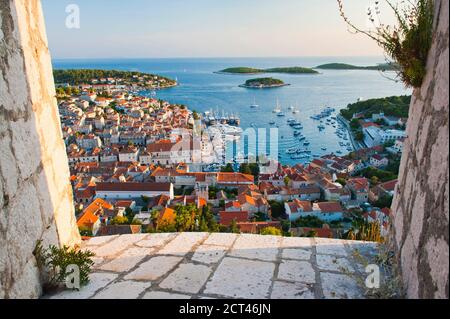 Panoramafoto der Stadt Hvar bei Sonnenuntergang aufgenommen von der spanischen Festung (Tvrdava Spanjola), Insel Hvar, Kroatien Stockfoto