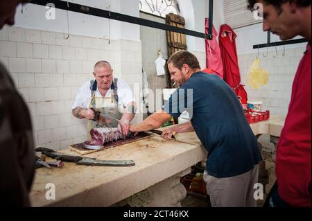 Foto eines Mannes, der einen großen Fisch auf dem Fischmarkt in Split, der dalmatinischen Küste, Kroatien, Europa aufsägt Stockfoto