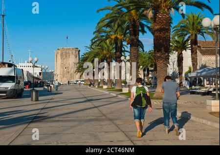 Touristen zu Fuß in Richtung Kamerlengo Festung, Trogir, dalmatinische Küste, Kroatien, Europa Stockfoto