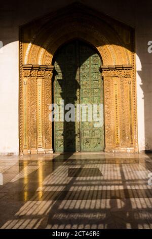 Tür der Monreale Kathedrale (Duomo di Monreale) in Monreale bei Sonnenuntergang, in der Nähe von Palermo, Sizilien, Italien, Europa Stockfoto