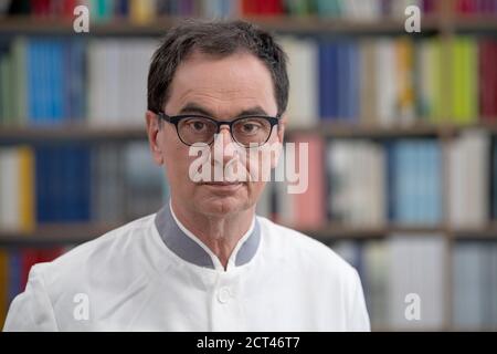 02. September 2020, Niedersachsen, Göttingen: Gerhard Steidl, Verleger, steht in seinem Verlag. (Zur dpa 'Gesamtausgabe von Günter Grass' erschienen - 24 Bände' von 21.09.2020) Foto: Swen Pförtner/dpa Stockfoto