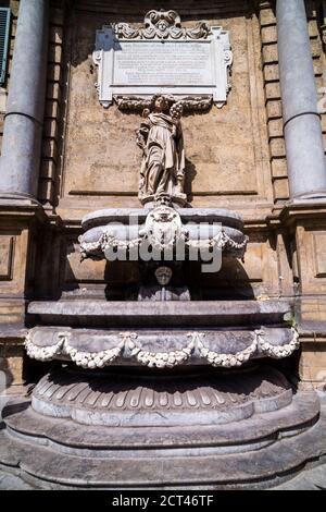 Statue Brunnen in Quattro Canti (Piazza Vigliena, die vier Ecken), ein barocker Platz im Zentrum der Altstadt von Palermo, Sizilien, Italien, Europa Stockfoto