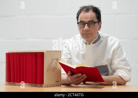 02. September 2020, Niedersachsen, Göttingen: Gerhard Steidl, Verleger, hält ein Buch aus der Gesamtausgabe "Günter Grass - Neue Göttinger Werke" in den Händen. (Zur dpa 'Gesamtausgabe der Werke von Günter Grass erscheint - 24 Bände' von 21.09.2020) Foto: Swen Pförtner/dpa Stockfoto