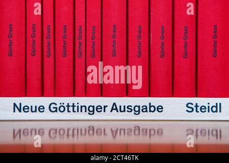 02. September 2020, Niedersachsen, Göttingen: Der Schriftzug "Neue Göttinger Ausgabe. Steidl.' ist auf der Gesamtausgabe "Günter Grass - Neue Göttinger Werke" zu sehen. (Zur dpa 'Gesamtausgabe der Werke von Günter Grass erscheint - 24 Bände' von 21.09.2020) Foto: Swen Pförtner/dpa Stockfoto