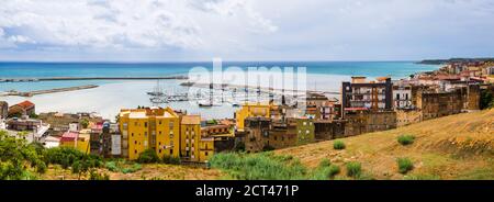 Panoramafoto des Fischerortes Sciacca an der Medieterranischen Küste in der Provinz Agrigento, Sizilien, Italien, Europa Stockfoto