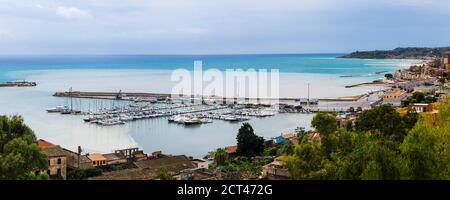 Panoramafoto des Fischerhafens im Fischerdorf Sciacca, Provinz Agrigento, Sizilien, Italien, Europa Stockfoto