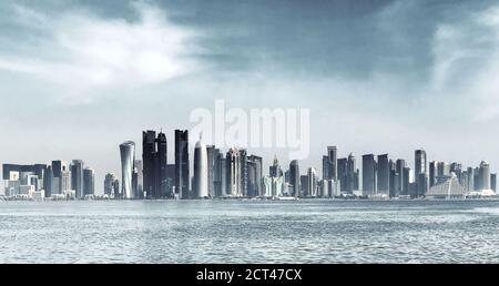 Panoramablick auf das Finanzzentrum von Doha, Katar von West Bay Stockfoto
