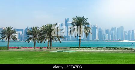 Panoramablick auf das Finanzzentrum von Doha, Katar von West Bay Stockfoto