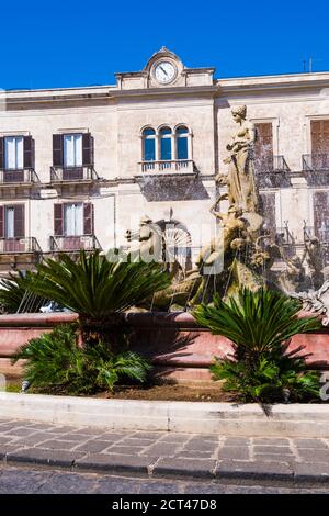 Artemis-Brunnen, Platz Archimedes (Piazza Archimede), Ortigia (Ortygia), Syrakus (Sirakus), UNESCO-Weltkulturerbe, Sizilien, Italien, Europa Stockfoto