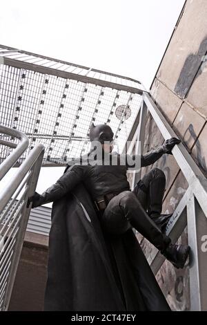 Umea, Norrland Schweden - 5. September 2020: cosplayer klettert mit Batman Kostüm Stockfoto