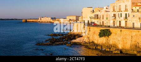 Panorama-Foto von Ortigia bei Sonnenaufgang, mit Burg Ortigia (Castello Maniace, Castle Maniace) im Hintergrund, Syrakus (Siracusa), UNESCO-Weltkulturerbe, Sizilien, Italien, Europa Stockfoto