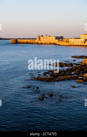 Burg Ortigia (Castello Maniace, Castle Maniace) in Ortigia bei Sonnenaufgang, Syrakus (Siracusa), UNESCO-Weltkulturerbe, Sizilien, Italien, Europa Stockfoto