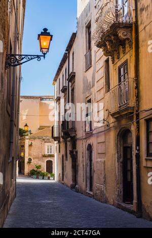 Typisch sizilianische und italienische schmale Straße in Ortigia, Syrakus (Siracusa), UNESCO-Weltkulturerbe, Sizilien, Italien, Europa Stockfoto