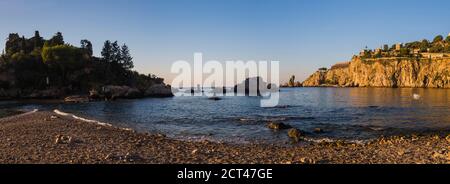 Taormina, Panoramafoto von Isola Bella Beach im ersten Morgenlicht, Sizilien, Italien, Europa Stockfoto