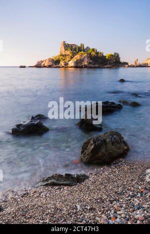 Insel Isola Bella am Strand Isola Bella im ersten Morgenlicht in Taormina, Sizilien, Italien, Europa Stockfoto