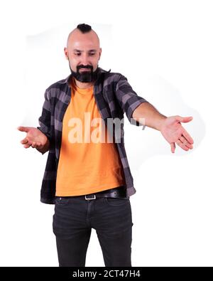 Junger hispanischer Mann zeigt auf etwas mit Verachtung Stockfoto